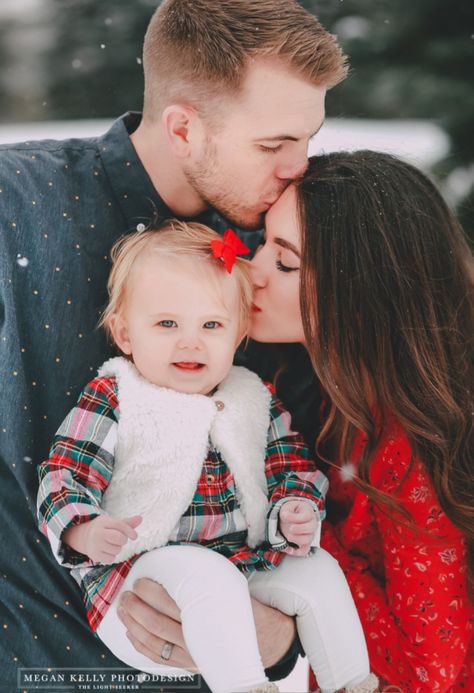 People At The Park, Winter Family Photoshoot, Christmas Photography Family, Baby Christmas Photography, Christmas Couple Pictures, Christmas Baby Pictures, Christmas Poses, Christmas Family Photoshoot, Family Photos With Baby