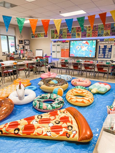 Classroom Pool Party Ideas, Classroom Parties Ideas, Trendy Classroom Ideas, Room Transformations Elementary, Fun Class Party Ideas, 1 Grade Classroom Decoration, Pool Party Classroom Theme, Classroom Transformation Ideas Kindergarten, Beach Party Classroom Ideas