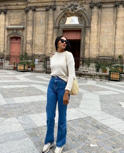 Shoes To Wear With Flare Pants, Flared Jeans Shoes, Cropped Flare Jeans Outfit, Shoes To Wear With Flare Jeans, Flair Jeans Outfit, Early Spring Outfits Casual, Flare Jean Outfit, Jeans And Sneakers Outfit, Fall Denim Trends