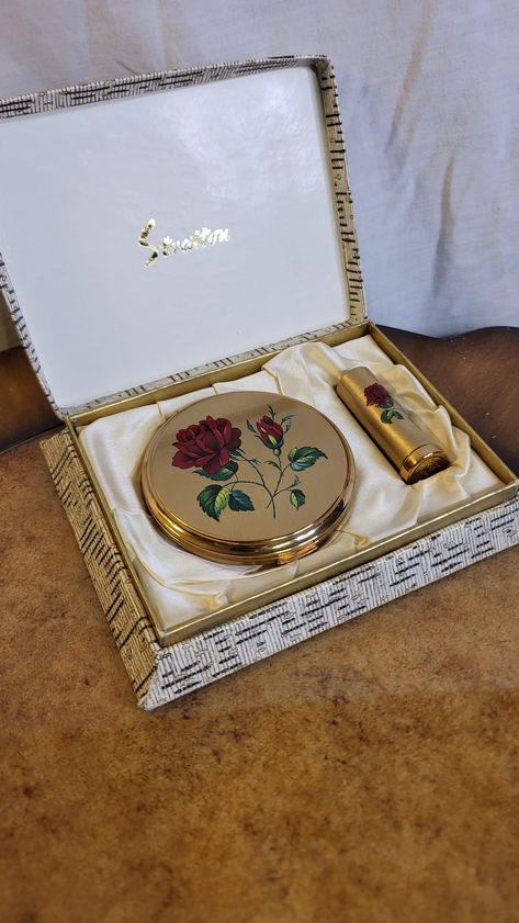 Vintage Stratton Compact Mirror With Floral design and Presentation Box Vintage Makeup Products, Flower Presentation, Makeup Gift Box, Antique Vanity Set, Compact Mirror Vintage, Victorian Accessories, Vintage Compact, Perfume Bottle Art, Pocket Mirrors