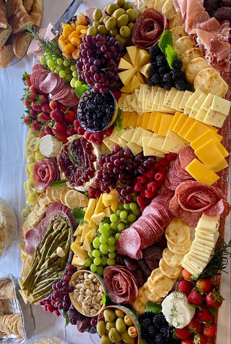 Fruit Veggie Meat Cheese Charcuterie Board, Meat Cheese And Fruit Charcuterie Board, Cheese Trays Display Presentation, Boards Appetizer, Fruit And Cheese Table, Fruit And Cheese Charcuterie Board, Charcuterie Ingredients, Fruit Display Ideas For Party, Cheese Tray Display