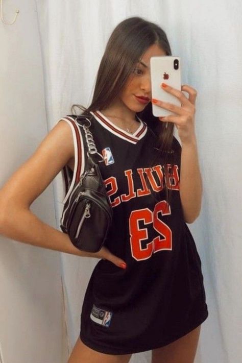 Nba Jersey Outfit, Basketball Game Outfit Women, Sporty Casual Outfits, Basketball Jersey Outfit, Cute Outfits To Wear, Basketball Game Outfit, Jersey Fashion, Nba Outfit, Vintage Clothing Boutique