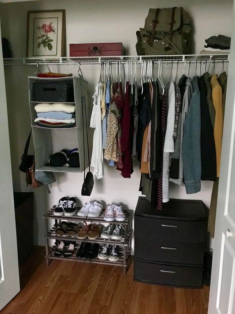 Dark Theme Bedroom Design, Open Closet Designs Small Spaces, Clothes Storage Bedroom, Cool Guys Room Ideas, Nyc Apartment Laundry Room, Room Inspo Storage, Grunge Closet Room, Woredrobe Designs, Closet Aesthetic Small