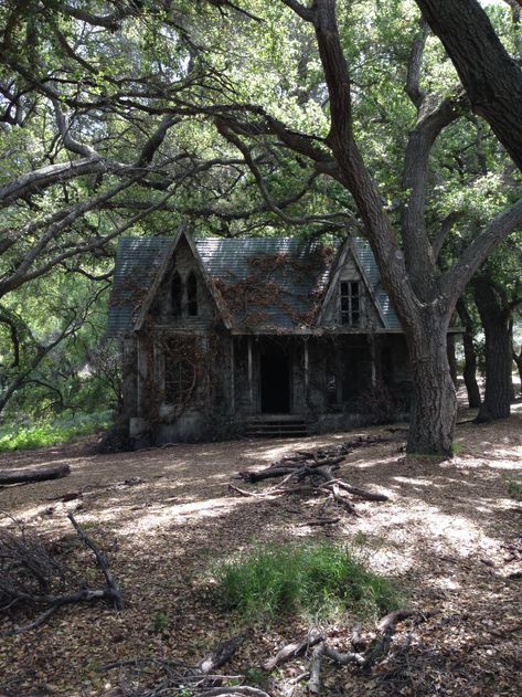 GF and I Stumbled Across A Horror Movie Set on our Local Native American Museum Grounds - post - Imgur Abandoned Mansion For Sale, Supraviețuire Camping, Baba Jaga, Derelict Buildings, Vintage Homes, Cozy Cottages, Creepy Houses, Old Abandoned Houses, Spooky Places