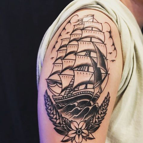 Old school ship tattoo #gurkhatattoofamily🇸🇬 Traditional Ship Tattoo, Sailboat Tattoo, Boat Tattoo, Sunset Tattoos, Clipper Ship, Ship Tattoo, American Traditional Tattoo, 문신 디자인, Get A Tattoo