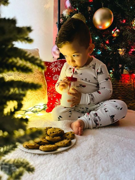 Xmas Pics Ideas Family, 2nd Christmas Photos, Cute Toddler Christmas Pictures, 12 Days Of Christmas Photoshoot, Christmas Light Baby Pictures, Christmas Pictures Toddler Boy, Christmas Tree Baby Photoshoot, Christmas Photos Toddler And Baby, Toddler Xmas Photo Ideas