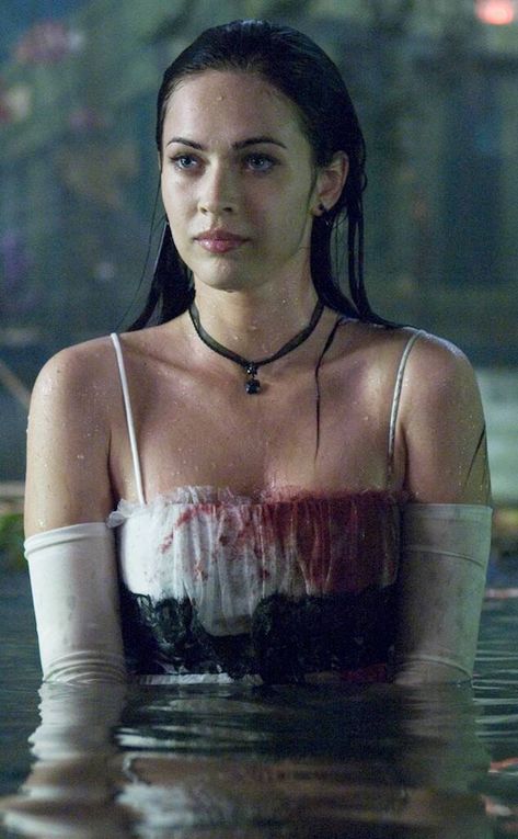 Classic Scary Movies, Megan Fox Jennifer's Body, Horror Movie Costumes, Scary Movie Night, Spirit Fanfic, Horror Halloween Costumes, Film Theory, Horror Costume, Jennifer's Body