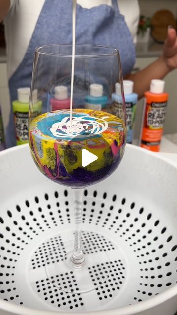 Diy Painting Tutorial, Pour Paint Projects, What To Do With Canvas Diy Ideas, Resin Art Home Decor, Resin Artwork Ideas, Paint On Wood Ideas, How To Paint On Glass With Acrylic, Painting On Glass Ideas, Unique Art Ideas Creativity