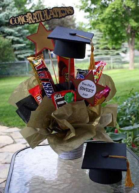 Great Graduation Gifts Graduation Candy Bouquet, Graduation Gift Basket, Diy Graduation Gifts, Graduation Crafts, Graduation Party Centerpieces, Graduation Money, Graduation Candy, طابع بريدي, Grad Party Decorations