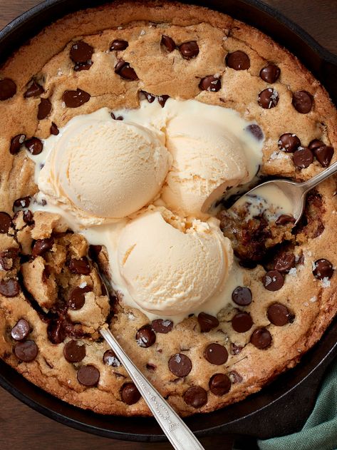 An ooey-gooey, super chocolate-y chocolate chip skillet cookie – for when you’re craving chocolate chip cookies but don’t want to wait. This easy recipe requires no chilling or scooping, and is perfect for sharing. Dairy-free and gluten-free friendly. - Recipe from forkknifeswoon.com Skillet Chocolate Chip Cookie Cast Iron, Chocolate Chip Cookie Ideas, Cookie Skillet Recipe, Skillet Cookie Recipe, Chocolate Chip Skillet Cookie, Cookie Skillet, Craving Chocolate, Eggless Chocolate Chip Cookies, Food Reference