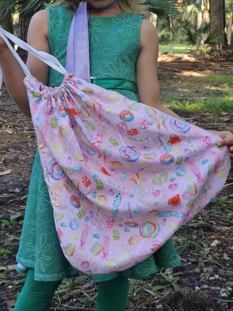 Joy’s Cinch Bag: A FREE Tutorial - The Simple Life Free Cinch Bag Tutorial: Perfect Trick or Treat Bag for Halloween! Halloween Trick Or Treating, Weaving For Kids, Cinch Bag, Maxi Romper, The Simple Life, Swimsuit Pattern, Bag Tutorial, Trick Or Treat Bags, Top Baby Products