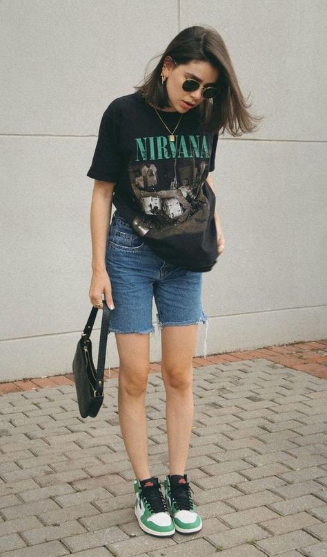 T Shirt With Shorts Outfits, Short Tshirt Outfits, T Shirt With Jeans Outfits, Outfit Short Jeans, Outfits Con Bermudas, Jeans Short Outfits, T Shirt Jeans Outfit, T Shirt Shorts Outfit, Short Shirt Outfit