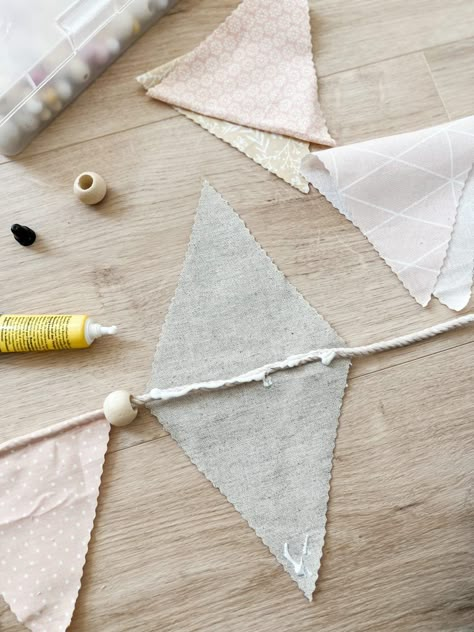 DIY Wimpelkette ohne nähen - LeniBel Upcycling Diy Fabric Banner, Diy Slinger, Stall Decorations, Diy Teepee, Diy Girlande, Deco Champetre, Boho Crafts Diy, Summer Deco, Lego Room