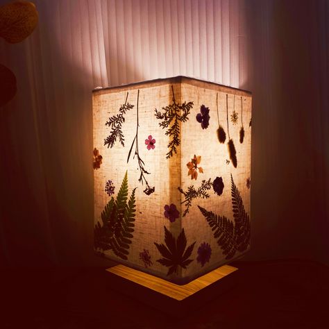 DIY creative handmade flower lamp book night light bedroom bedside lamp. The plants used on the night light are all pressed and dried by hand, will not fall off, and are exquisitely made. ---Can be customized. Due to the characteristics of natural plants, plants change flowers and plants according to the season. Some plants may not be the same as the main picture! Product Description: -------------------------------------------------- --------------- size: Shade width: 14cm Base width:12cm Total Diy Bedside Lamp, Diy Night Light, Retro Night, Diy Embossing, Lampe Diy, Plant Light, Flower Lamp, Salt Lamps, Light Bedroom