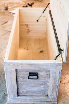 Diy Storage Chest, Diy Wood Chest, Storage For Blankets, Diy Storage Trunk, Chests Diy, Bedroom Storage Chest, Koti Diy, Diy Bedroom Storage, Diy Storage Bench