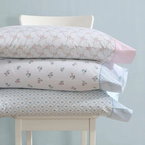 Laura Ashley Percale Cotton Printed Hem Sheet Sets - Bed Bath & Beyond - 40213672 Laura Ashley Bedroom, Ashley Kate, Gingham Sheets, Laura Ashley Bedding, Beautiful Color Palettes, Green Sheets, Pink Sheets, Cute Bedding, Percale Sheets