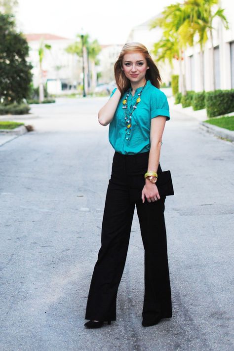 black pants with a pop of aqua and yellow Turquoise Top Outfit, Necklace Wide, Stylish Workwear, Smart Outfits, Pant Outfits, Teal Shirt, Turquoise Top, Office Chic, Business Chic