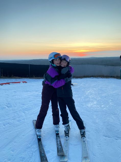 #ski #roomies #skiingoutfit #besties Ski Bestie Pics, Skiing Friends Pictures, Ski Best Friends, Ski Pics With Friends, Cute Ski Pictures Friends, Cute Ski Photos, What To Pack For Ski Trip Women, Ski Poses Photo Ideas, Cute Skiing Pics