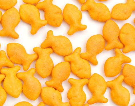 Goldfish Launching Vegan Goldfish Crackers Across United States in January 2020 - One Green PlanetOne Green Planet Goldfish Snack, Goldfish Food, Fish Snacks, Fish Crackers, Strawberry Rhubarb Crisp, Goldfish Crackers, Fancy Food, Vegan Fitness, Green Bean Casserole