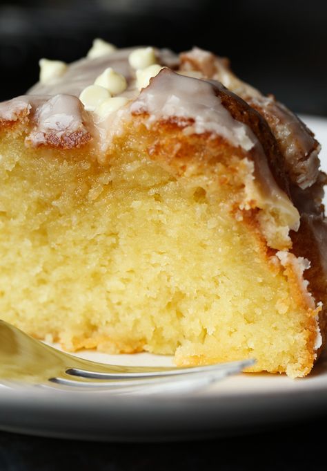 The most Ridiculous Vanilla Cake... seriously the softest most moist cake EVER, it literally melts in your mouth! Vanilla Cake Mix Recipes, Vodka Cake, Easy Vanilla Cake, Moist Vanilla Cake, Cake Mix Desserts, Vanilla Cake Mixes, Moist Cake, Vanilla Vodka, Vanilla Cake Recipe