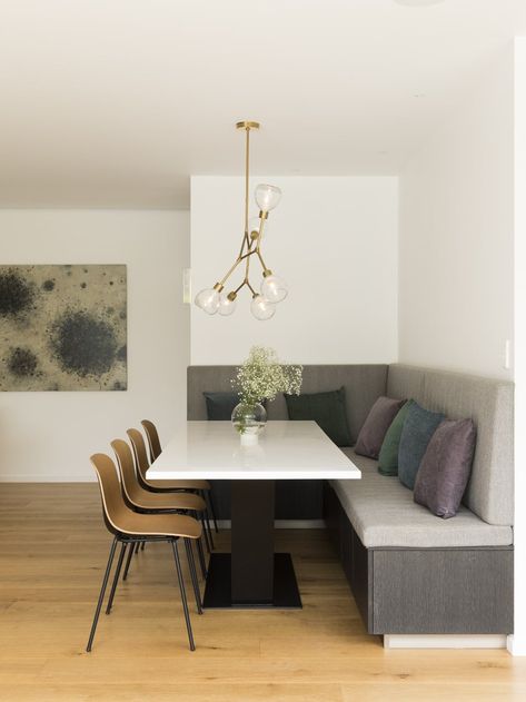 Glendowie home by Young and Richards architects | Photography David Straight Corner Dining Table, Seating In Kitchen, Booth Seating In Kitchen, Dining Booth, Dining Corner, Banquette Seating In Kitchen, Dining Room Bench Seating, Corner Seating, Kitchen Seating