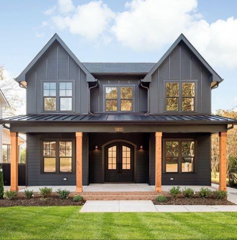 Dark Modern Farmhouse Exterior, Black Farmhouse Exterior, Modern Farmhouse Front Porch, Renovation Facade, Modern Farmhouse Porch, Black Houses, Farmhouse Front Porches, Farmhouse Front, Modern Farmhouse Exterior