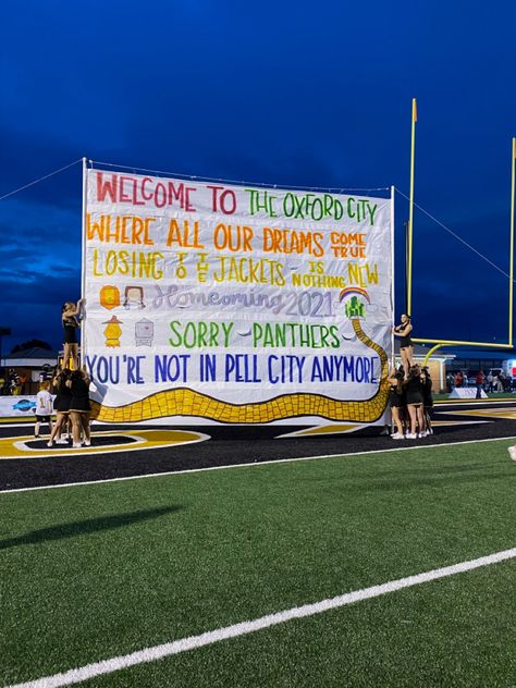 Run Through Signs, Homecoming Banner, Cheer Banners, Club Signs, Football Banners, Spirit Posters, School Spirit Posters, Pep Club, Banners Ideas