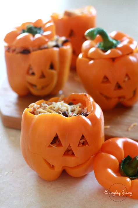 SHREDDED CHICKEN & RICE STUFFED PEPPERS (HALLOWEEN STYLE) | EVERYDAY JENNY Savory Halloween Food, Läskig Halloween, Scary Cakes, Halloween Party Food Ideas, Stuffed Peppers With Rice, Healthy Halloween Food, Fest Mad, Halloween Party Food, Halloween Fest