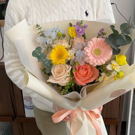 Simple Bouquet Of Flowers, Mini Flower Arrangements, Gerbera Daisy Bouquet, Flowers Bucket, Gerbera Bouquet, Flower Boquet, Flower Bouquet Diy, Fresh Flower Bouquets, Boquette Flowers