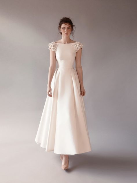 Spina Bride, Chana Marelus, Couture Dior, Minimal Wedding Dress, Civil Wedding Dresses, 파티 드레스, Tea Length Wedding Dress, Engagement Dresses, فستان سهرة