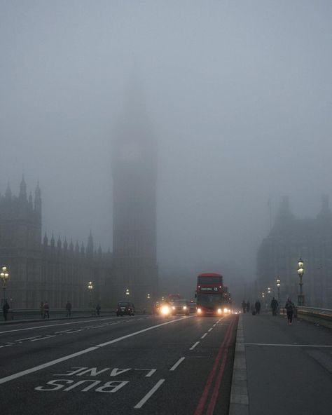 An incredible fog descended on London over night, expertly caught by @dimitar_hr.  BigBen, Westminister Bridge. November 2, 2015. Big Ben Clock, London Dreams, Foggy Day, Living In London, London Aesthetic, Surf Lifestyle, City Of London, Fotografi Alam Semula Jadi, London Town