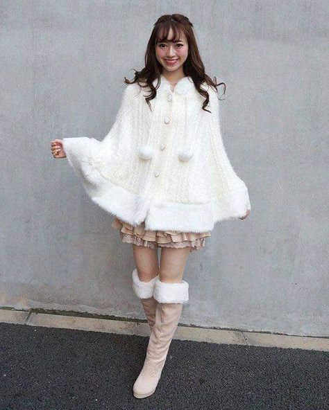 White Poncho Outfit, Poncho Outfit Winter, Flower Outfits, Himekaji Gyaru, Poncho Outfit, White Poncho, Winter Things, Interesting Outfits, Gyaru Fashion