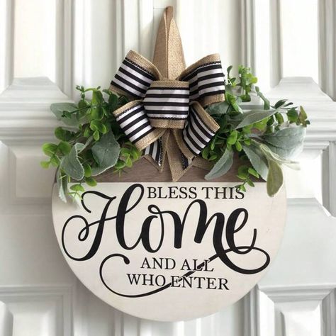 Welcome Hanging, Round Wood Signs, Porch Leaners, Christmas Door Hangers, Outdoor Fall Decor, Door Hangers Diy, Door Crafts, Round Signs, Welcome Door Signs