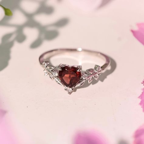 Red Promise Rings For Her, Red Ring Aesthetic, Gothic Promise Rings, Heart Rings Engagement, Couple Rings Design Unique, Dainty Promise Rings, Red Sapphire Ring, Red Heart Ring, Wedding Ring Simple