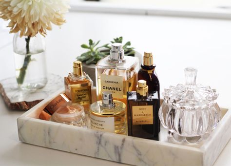 17 Cool Makeup Storage Ideas to Try ASAP | StyleCaster  Love this idea for perfume storage Classy and simple Bandeja Perfume, Vanity Inspiration, Make Up Cosmetics, Perfume Storage, Perfume Display, Perfume Organization, Makeup Organization Vanity, Perfume Tray, Bathroom Counters