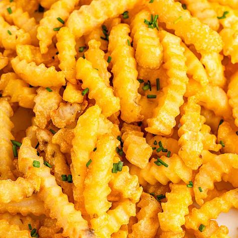 How to cook frozen French fries in the air fryer Fries In The Air Fryer, Frozen Fries, Fries At Home, Crinkle Fries, Crinkle Cut Fries, Pasta Chips, Frozen French Fries, Creamy Dip, Food Board