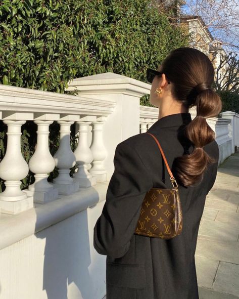 Ponytail Elegant, Medium Hair Ponytail, Anisa Sojka, Bubble Pony, Ponytail Simple, Summer Ponytail, Hair Tail, Elegant Ponytail, Bubble Ponytail