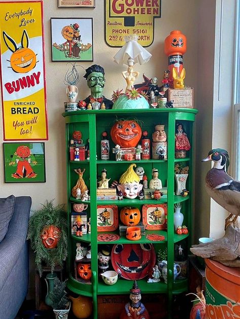 70s Halloween Decor, Vintage Halloween Room, Vintage Halloween Display, Vintage Halloween Bedroom, Nostalgic Halloween Decor, Colorful Halloween Decor, Retro Halloween Decorations, Facts About Halloween, Arizona Decor