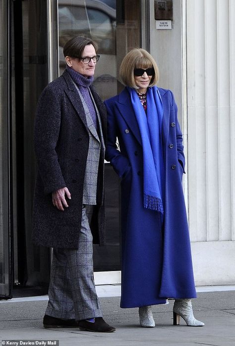 The Vogue editor, who first joined Condé Nast in 1983, has continued to rise to the top of the magazine Anna Wintour House, Anna Wintour Style Dresses, Anna Wintour Aesthetic, Anna Wintour Outfits, Vogue House, Royal Blue Coat, Anna Wintour Style, Rise To The Top, Executive Woman