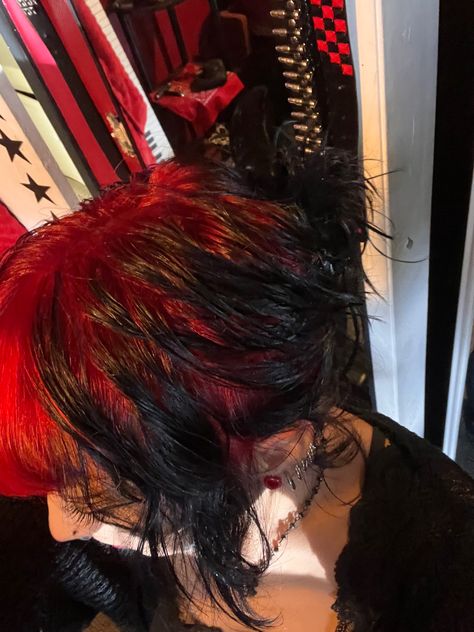 Black Roots Red Ends Short Hair, Red Roots With Black Hair, Red Roots Curly Hair, Shadow Hair Color Ideas, Red Shadow Root Black Hair, Red Roots And Black Hair, Shadow Root Black Hair, Red Roots Black Hair Short, Black Roots Colored Hair