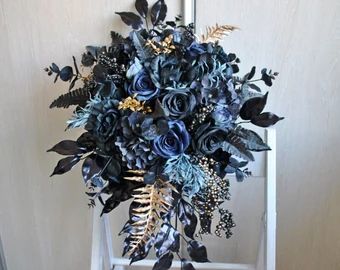 CuteGirlFinds - Etsy Украина Halloween Wedding Bouquet, Black Bridal Bouquet, Wedding Bouquet Black, Gothic Wedding Bouquet, Wedding Bouquet Cascading, Corpse Bride Wedding, Royal Blue Wedding Theme, Celestial Wedding Theme, Dark Blue Wedding