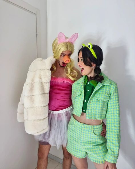 Miss Piggy Halloween Costume, Kermit Costume, Halloween Dorothy, Unique Duo Halloween Costumes, Miss Piggy Costume, Unique Couples Costumes, Cute Couples Costumes, Best Couples Costumes, Crazy Costumes