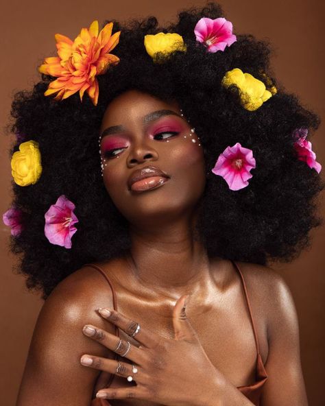 Photoshoot With Afro Hair, Flowers In Afro Photoshoot, Photoshoot With Natural Hair, Shoot Concepts Photoshoot, Natural Hair Birthday Photoshoot Ideas, Floral Beauty Shoot, Afros With Flowers, Afro Flowers In Hair, Flower Afro Photoshoot