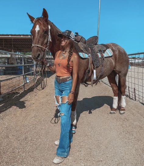 Horse Girl Outfits, Western Riding Clothes, Country Best Friends, Western Girl Outfits, Riding Outfits, Cute Cowgirl Outfits, Horse Riding Outfit, Country Girl Life, Rodeo Girls