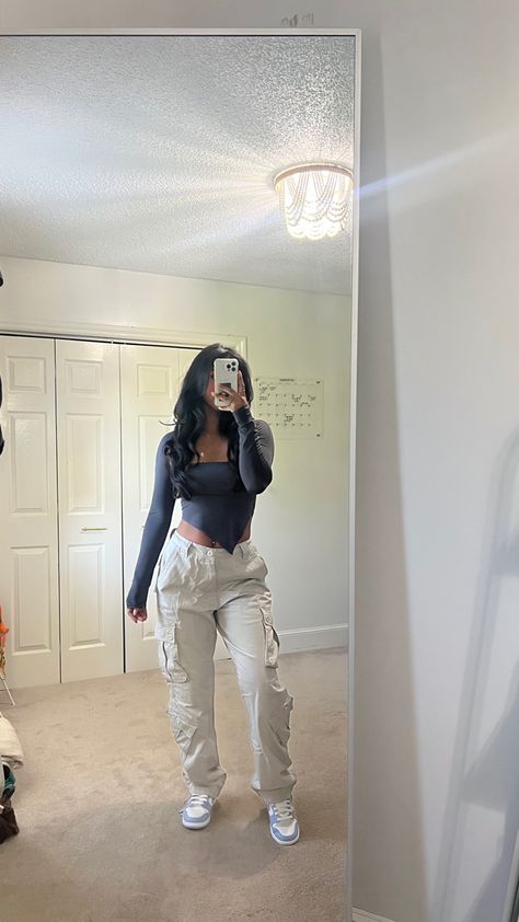 Going Out Outfits With Dunks, Cargo Dunks Outfit, Grey Cargos Fit, Grey Dunks Outfit Black Women, Grey Top Outfit Ideas, Grey Cargo Pants Outfit Winter, Gray Dunks Outfit, Gray Cargo Pants Outfit For Women, Light Cargo Pants Outfit