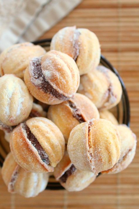 Walnut shaped cookies Walnut Shaped Cookies, Shaped Cookies Recipe, Coffee Sweets, Walnut Cookie Recipes, Walnut Cream, 5 Oclock, Italian Cookie Recipes, Walnut Cookies, Shaped Cookies