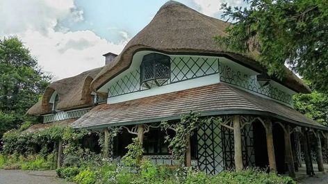 20 Gorgeous English Thatched Cottages 5 Irish House Interior, Irish Homes Interior, Irish Cottage Decor, Irish Cottage Interiors, Dublin Apartment, Irish Cottages, Storybook Homes, Thatched House, Irish Cottage