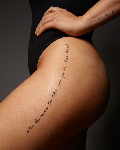 Vertical quote hip tattoo by @hectordanielsnyc from @bangbangtattoos on… Thigh Script Tattoo, Hip Tattoo Quotes, Piercing Surface, Thigh Tattoo Quotes, Side Hip Tattoos, Dance Tattoo, Thigh Tat, Tattoo Diy, Tattoo Schrift