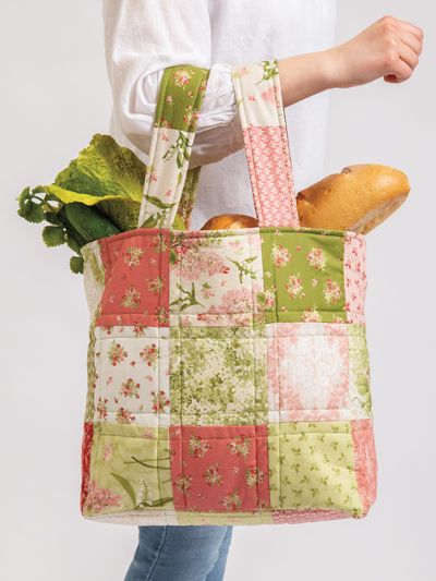 Bag Patterns - Page 1 Sewing Projects With Flannel Fabric, Patchwork Crochet Bag Pattern, Quilted Grocery Bags, Quilted Market Bag, Easy Things To Sew With Scraps, Things To Sew With Cotton Fabric, Easy Sewing Bag Patterns, Thick Fabric Projects, Quilted Gift Bags