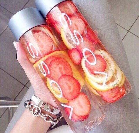 Take fresh cut strawberries and lemons put them in ice water! The next day it tastes so yummy Strawberry Detox Water, Lemon And Strawberry, Infused Water Recipes, Idee Pasto, Fruit Infused Water, Detox Water Recipes, Fruit Infused, Water Recipes, Idee Pasto Sano